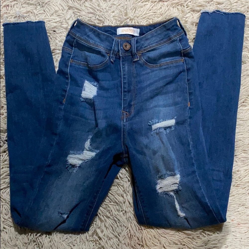 Distressed skinny jeans